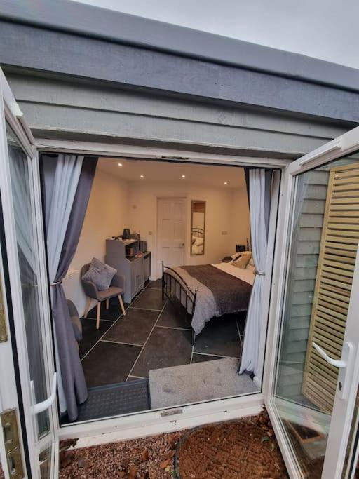 The Den - A Modern, Quirky, Self Contained Unit Apartment บรอนตัน ภายนอก รูปภาพ
